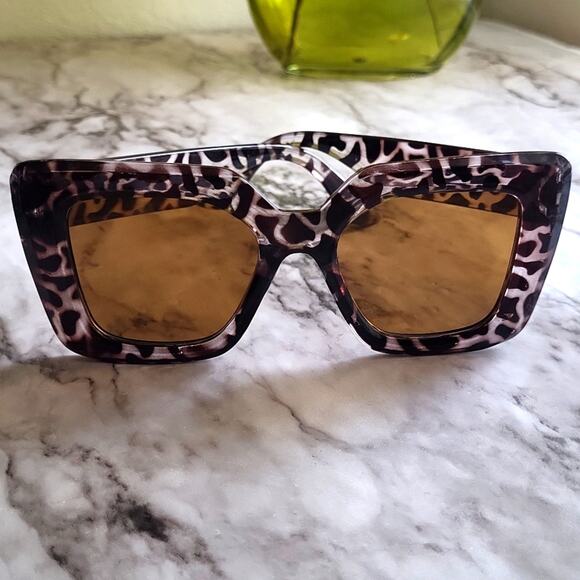Leopard Print Sunglasses with Gold Lenses - Picture 9 of 10